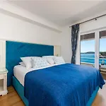 Hotel Vacanza - Five Bedroom With Private Sea Access 4*