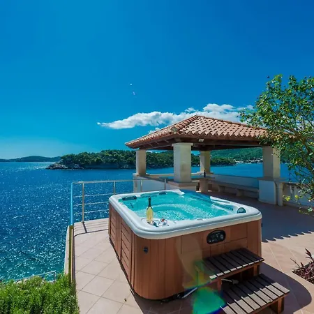 Vacanza - Five Bedroom With Private Sea Access *