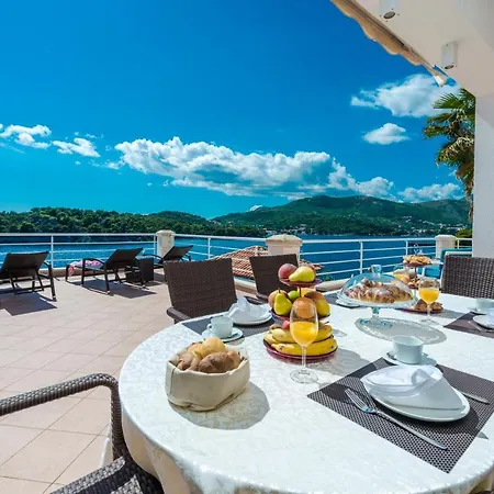 Villa Vacanza - Five Bedroom With Private Sea Access