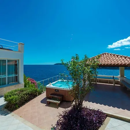 Vacanza - Five Bedroom With Private Sea Access Villa