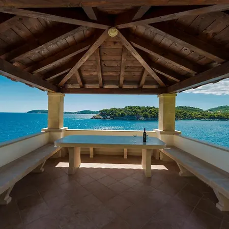 Vacanza - Five Bedroom With Private Sea Access