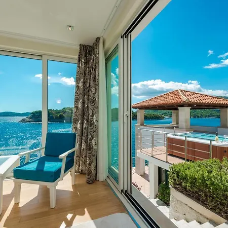 Villa Vacanza - Five Bedroom With Private Sea Access
