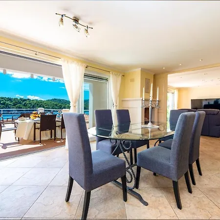 Villa Vacanza - Five Bedroom With Private Sea Access *