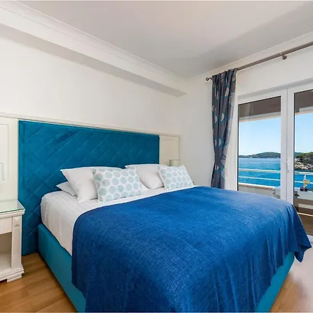 Villa Vacanza - Five Bedroom With Private Sea Access *