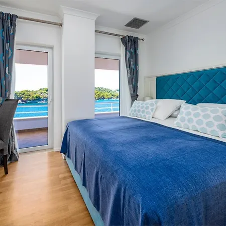 Villa Vacanza - Five Bedroom With Private Sea Access