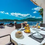Hotel Vacanza - Five Bedroom With Private Sea Access