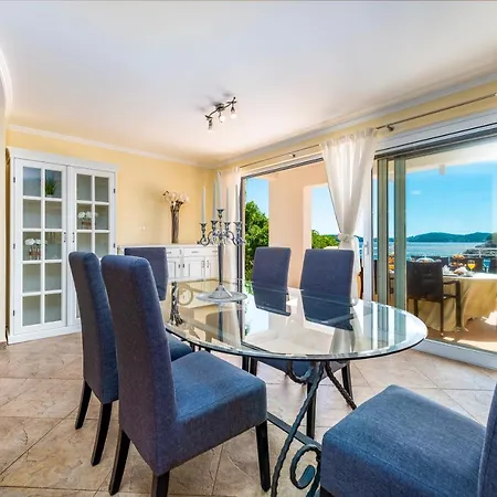 호텔 Vacanza - Five Bedroom With Private Sea Access